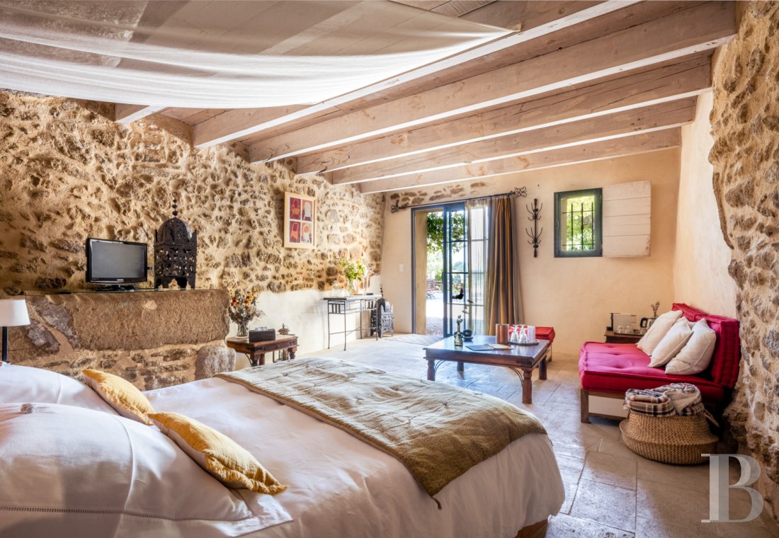 Dans le Vaucluse, aux environs de Beaumes-de-Venise,  une ancienne ferme du 18e siècle bordée de vignes - photo  n°9